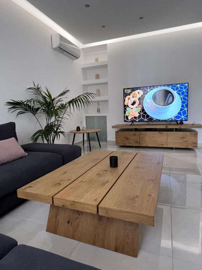 Modern Close To Airport With Gym And Bbq