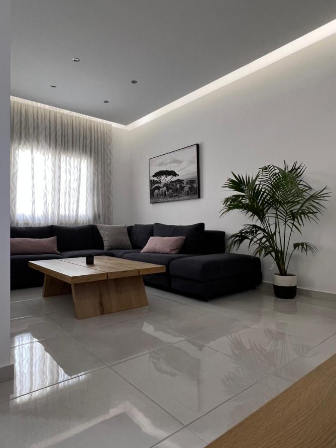 Modern Close To Airport With Gym And Bbq