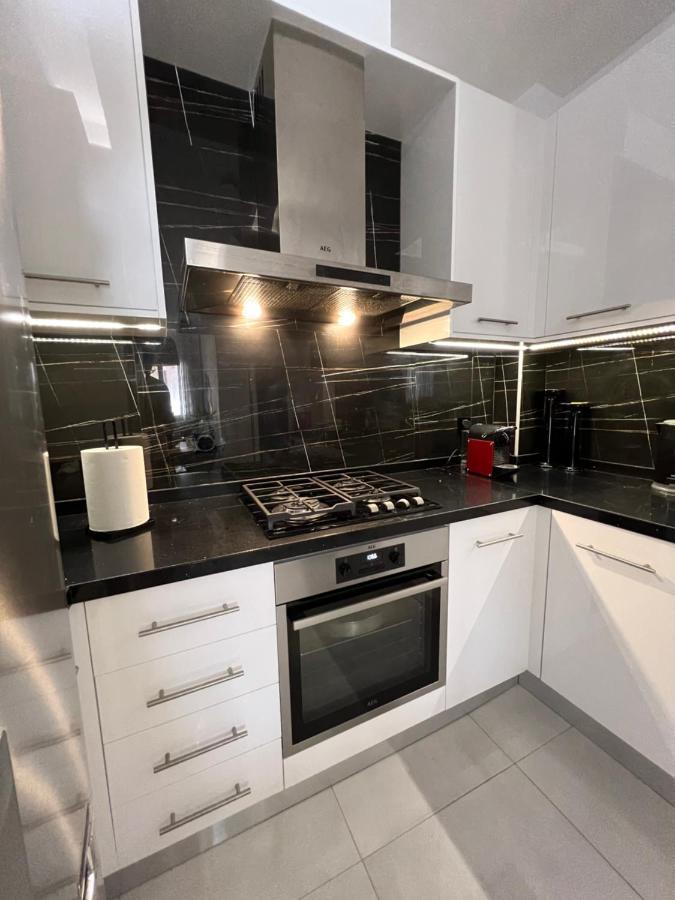Modern Close To Airport With Gym And Bbq Apartment